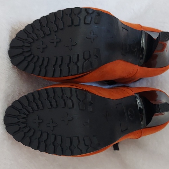 Orange Tread Heeled Platform Construction Boots, Size 7 - Picture 8 of 11